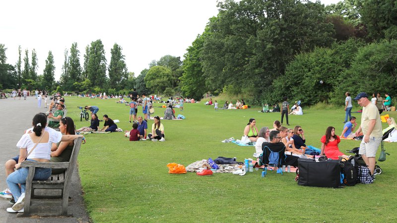 Fotografija: Parki in zelenice so zlasti v poletnih dneh priljubljeno zatočišče Londončanov in turistov. FOTO: Milan Ilić