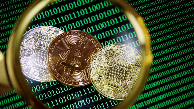 Fotografija: Prva digitalna valuta, bitcoin, se je pojavila v času najhujše finančne krize. Do danes se je okrog tehnologije verižnega knjiženja razvila močna finančna industrija. FOTO: Florence Lo/Reuters