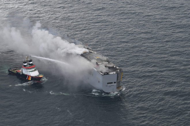 Ogenj je izbruhnil, ko je bila ladja 14 navtičnih milj severno od nizozemskega otoka Ameland v Waddenskem morju. FOTO: AFP