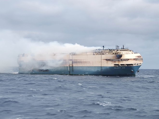 Nesreče z ladjami, ki prevažajo avtomobile, niso tako redke. Lanskega marca se je po požaru in tednu dni kalvarije pri Azorih potopila tovorna ladja Felicity Ace. FOTO: Portuguese Navy via Reuters
