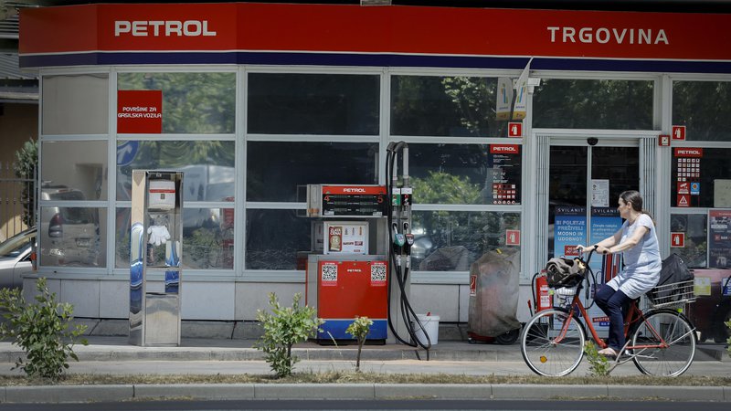 Fotografija: Slovenija ima eno nižjih cen goriv v Evropski uniji. So pa goriva cenejša pri naših južnih sosedih, na kar se velja spomniti, če greste tja na dopust. FOTO: Jože Suhadolnik/Delo