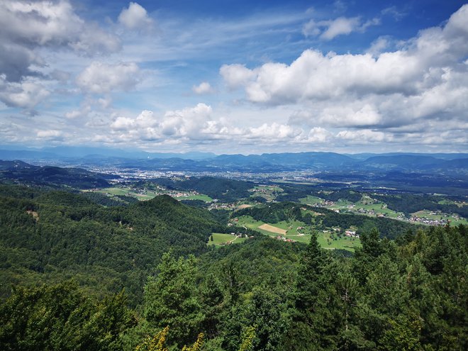 Pogled z vrha proti Celju in Celjski kotlini (levo). FOTO: Beti Burger