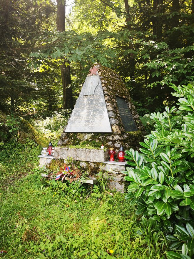 Na robu gozda pod vrhom stoji spomenik NOB, posvečen Cvetki Jerin in Dušanu Lahu. FOTO: Beti Burger
