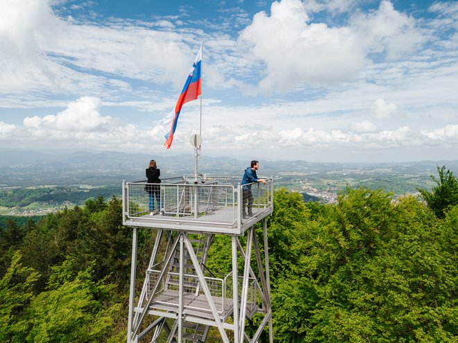 Na vrhu je postavljen 20 metrov visok razgledni stolp, s katerega se vidi daleč naokrog. FOTO: Matic Javornik