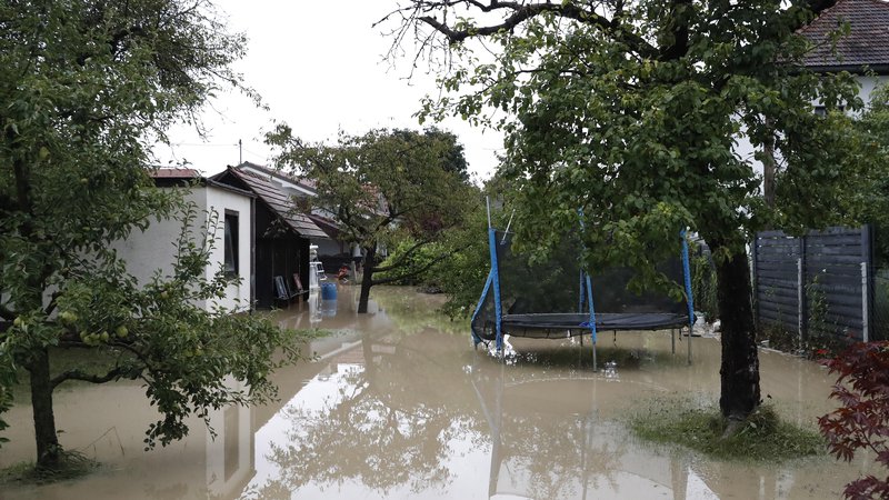 Fotografija: Poplave v Šmarci pri Kamniku. FOTO: Leon Vidic/Delo