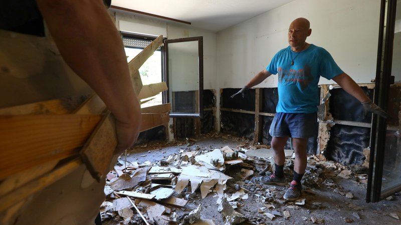Fotografija: Damir Hauptman ne skriva zaskrbljenosti, kako bo financiral sanacijo v poplavi poškodovane hiše, obenem pa ga veseli, da je nesreča v njegovo naselje prinesla solidarnost. FOTO: Dejan Javornik/Slovenske novice