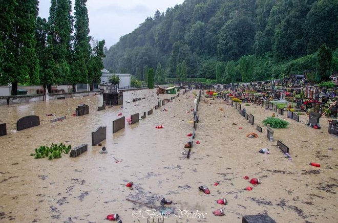 V Laškem je zalilo tudi pokopališče. FOTO: Boris Vrabec