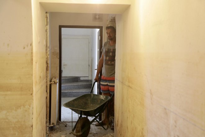 V hiši, kjer živi Said Čehić, je že več dni obsežna delovna akcija, v sredo pridejo zalit beton. FOTO: Voranc Vogel/Delo