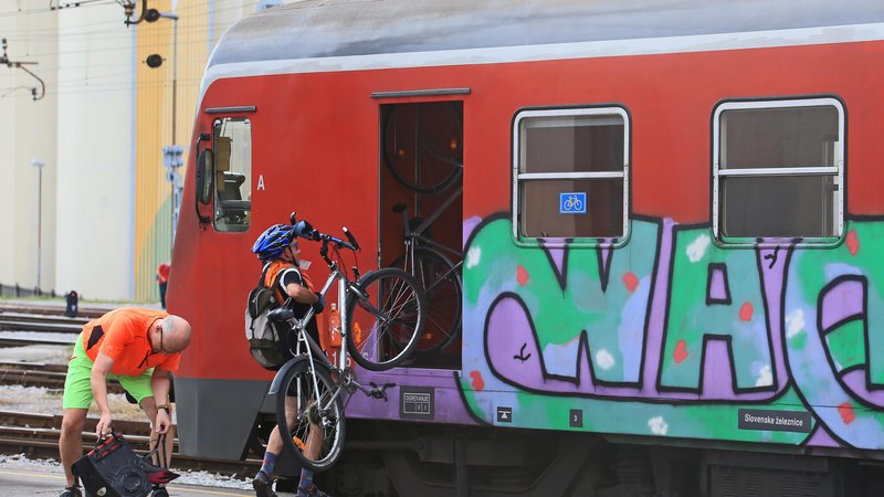 Fotografija: Vse več je potnikov, ki kombinirajo prevoz z vlakom in kolesi oziroma želijo z vlakom prepeljati svoje kolo. FOTO: Tadej Regent/Delo