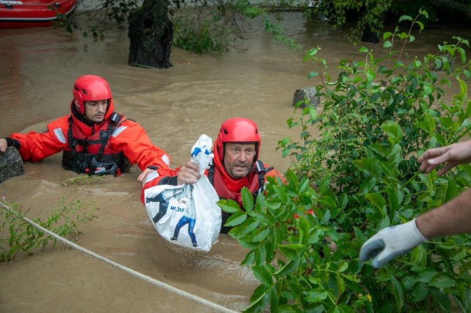 Gasilci na terenu po poplavah v Medvodah. FOTO: Voranc Vogel/Delo