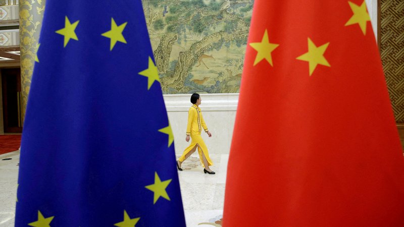 Fotografija: Trgovinski primanjkljaj EU s Kitajsko se je lani v primerjavi z letom 2020 skoraj podvojil na 396 milijard evrov. FOTO: Jason Lee/Reuters