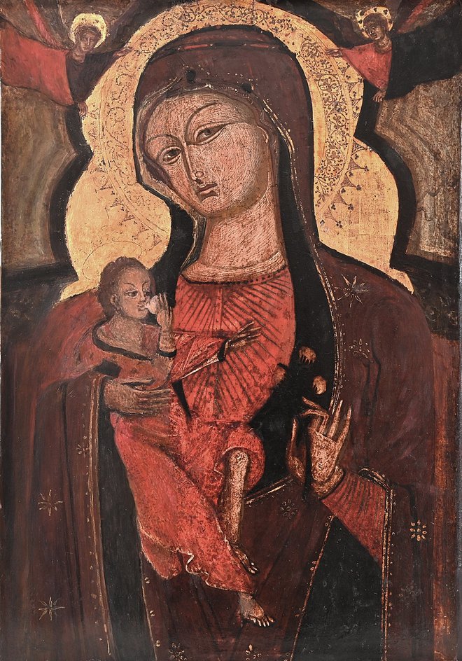 Najstarejša slika, ki jo imajo v Piranu, je ikona iz 14. stoletja, morda celo 13. stoletja. Pred pol stoletja so jo ukradli in pozneje našli poškodovano v smeteh. Ukradli so celo njen ponaredek.

Foto Župnija Piran