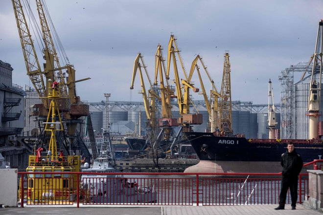 V ukrajinskih črnomorskih pristaniščih je že vse od začetka vojne ujetih okoli 60 tovornih ladij. FOTO: Bo Amstrup/Afp