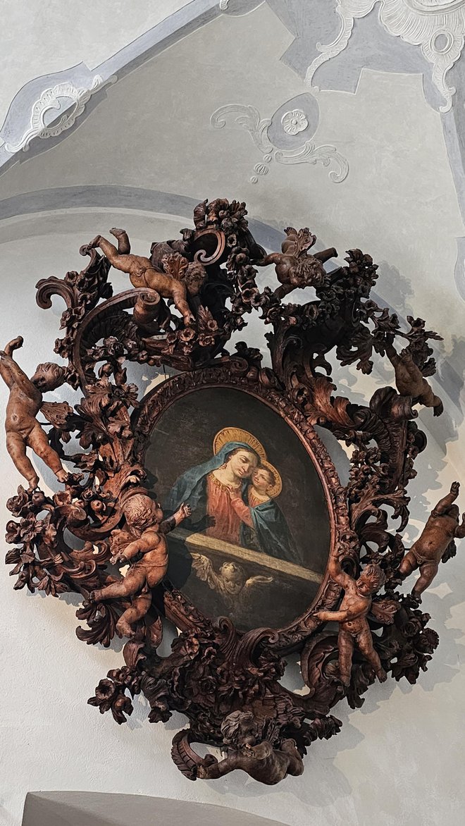 Marija dobrega sveta iz 17. stoletja. Sliko krasi izjemen lesen rezljan okvir z začetka 18. stoletja, iz beneške delavnice Andree Brustolona, ki je slovel kot »Michelangelo v lesu«. Foto Boris Šuligoj