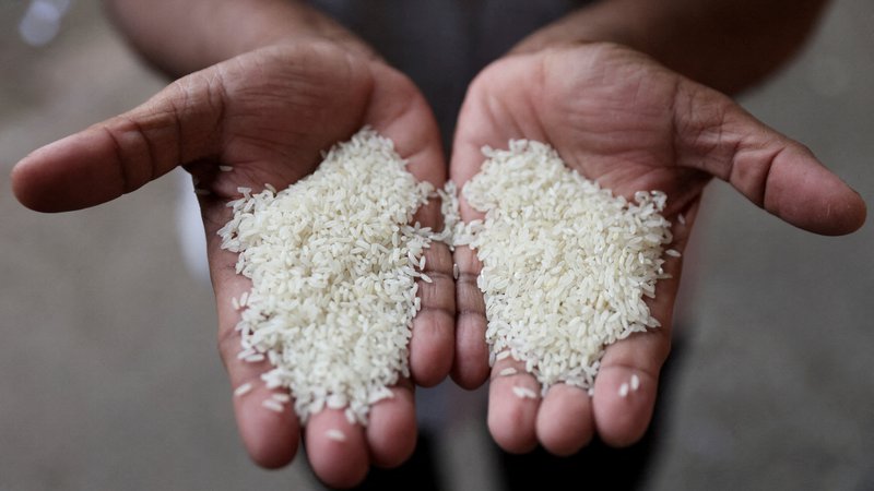 Fotografija: Cena tone riža, proizvedenega na Tajskem, je po objavi prepovedi izvoza iz Indije močno skočila, vendar se je potem tudi nekoliko korigirala. FOTO: Francis Mascarenhas/Reuters