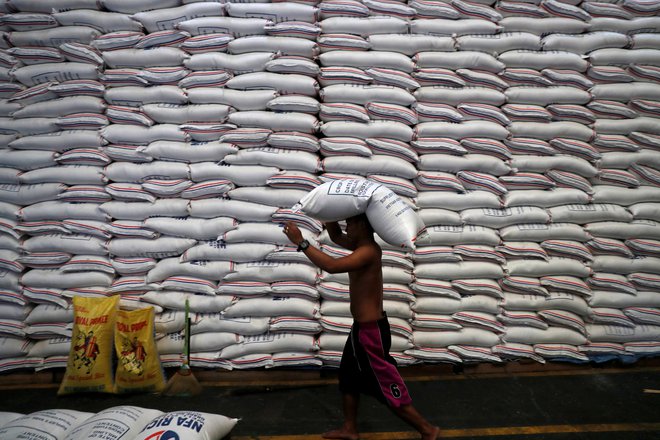 Na rok nekaj mesecev bo na ceno riža verjetno vplivalo vreme. FOTO: Erik De Castro/Reuters