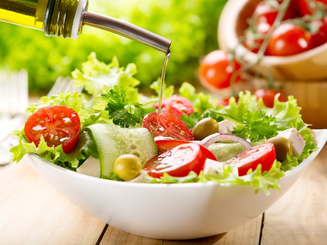 Paradižnik uporabljamo kot zelenjavo, zato ga lahko v kulinariki tudi uvrščamo med zelenjavo. FOTO: Shutterstock