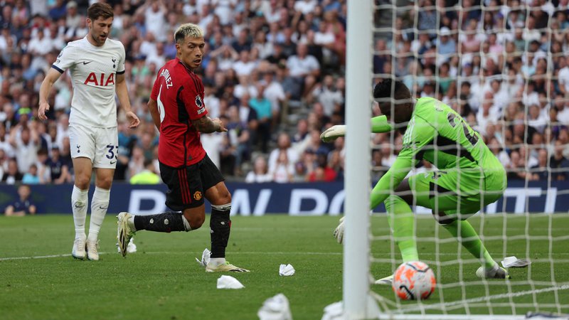 Fotografija: Igralec Manchester Uniteda Lisandro Martinez je proti Tottenhamu zadel lastno mrežo. FOTO: Adrian Dennis/AFP