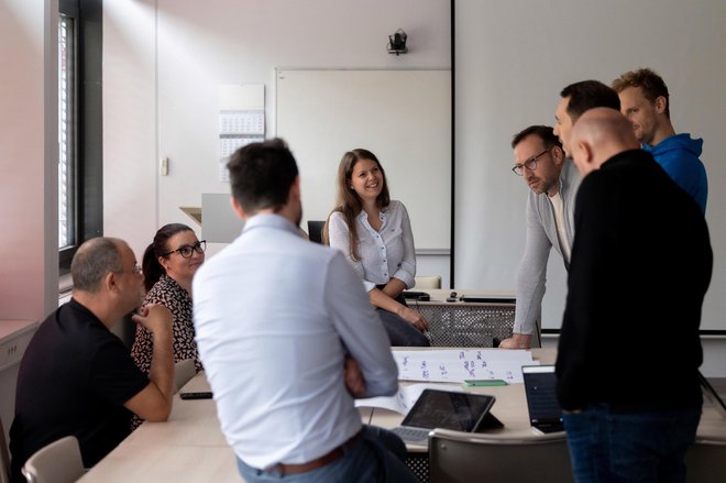 Več kot 94 % udeležencev študija MBA v okviru Ekonomske fakultete Univerze v Ljubljani je prepričanih, da je bil študij pravilna odločitev, in več kot 98 % bi ga priporočilo sodelavcem v podjetju in prijateljem. FOTO: LJUBLJANA MBA/Žiga Intihar