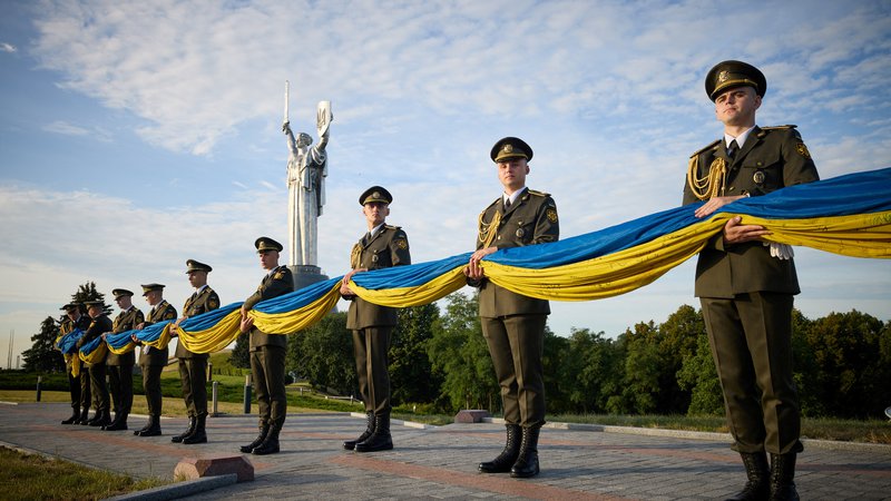 Fotografija: Častna garda se v Kijevu pripravlja na dvig največje ukrajinske zastave. Foto Reuters