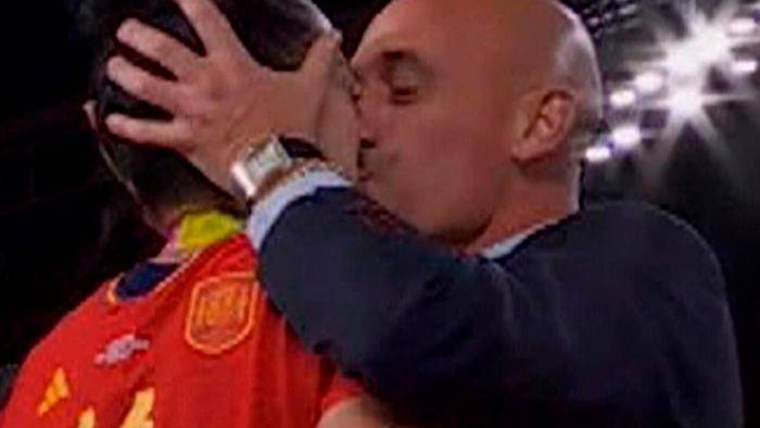 Fotografija: Predsednik španske nogometne zveze Luis Rubiales je ob razglasitvi zmagovalk brez privolitve poljubil igralko Jennifer Hermoso. FOTO: zajem zaslona