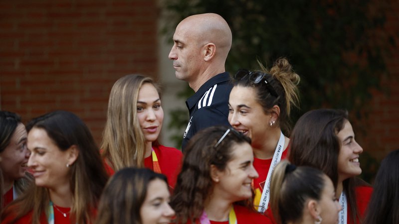Fotografija: Zgodovinskost trenutka bi bila skoraj popolna, če ga s svojim nesprejemljivim mačističnim obnašanjem ne bi pokvaril predsednik Španske kraljeve nogometne zveze (RFEF) Luis Rubiales. FOTO: Juan Medina Reuters