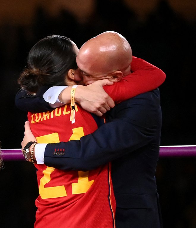 Luis Rubiales je bil zelo čustven po zmagi Španije in je igralke objemal in poljubljal. FOTO: Franck Fife/AFP