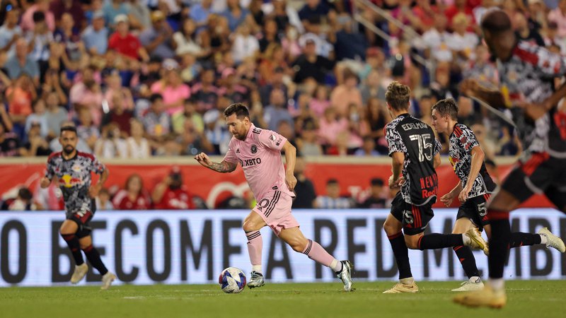 Fotografija: Aug 26, 2023; Harrison, New Jersey, USA; Inter Miami CF forward Lionel Messi (10) dribbles the ball against the New York Red Bulls during the second half at Red Bull Arena. Mandatory Credit: Brad Penner-USA TODAY Sports Foto Brad Penner Usa Today Sports Via Reuters Con