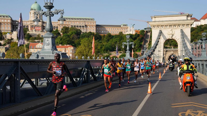Fotografija: Jutranji maraton na svetovnem prvenstvu v atletiki v Budimpešti je najhitreje tekel Timothy Kiplagat (levo). FOTO: Aleksandra Szmigiel/AFP