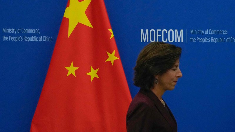 Fotografija: Dobra novica je, da je ameriška ministrica za trgovino Gina Raimondo na Kitajskem in bo po Pekingu danes obiskala še Šanghaj. FOTO: Andy Wong/AFP