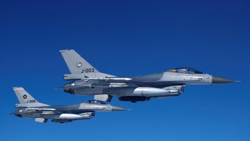 Fotografija: Ukrajinske pilote bodo v Arizoni začeli uriti za obvladovanje vojaških letal F-16 šele oktobra. Foto Piroschka Van De Wouw/Reuters