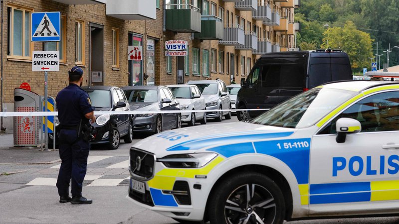 Fotografija: Švedska, ki je lani zabeležila rekorden porast smrtonosnih kaznivih dejanj, se sicer že več let spopada z razmahom kriminalnih tolp. FOTO: Adam Ihse/AFP