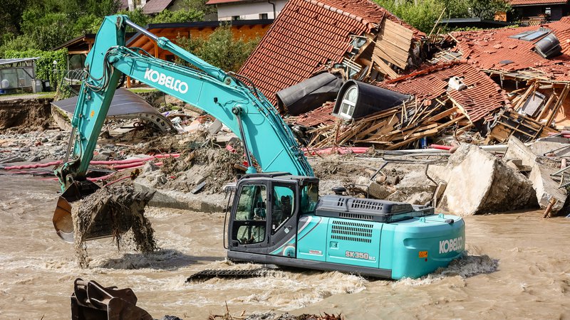 Fotografija: Slovenska gospodarska ladja v zadnjih dobrih treh letih pluje iz enega viharja v drugega, iz ene krize v drugo. Zdaj pa je dobesedno skozi vrata udarila kriza zaradi poplav. Ta je za številna podjetja najhujša preizkušnja doslej. FOTO: Črt Piksi/Delo