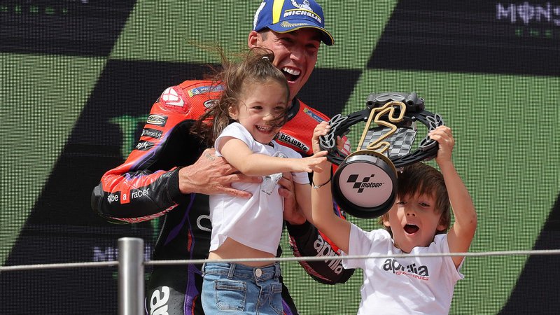 Fotografija: Aleix Espargaro se je takole veselil zmage s svojima otrokoma. FOTO: Lluis Gene/AFP