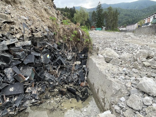 Ostanki zakopanih ohišij akumulatorjev, ki jih je razkrila poplava. FOTO: Tomaž Ranc/Večer