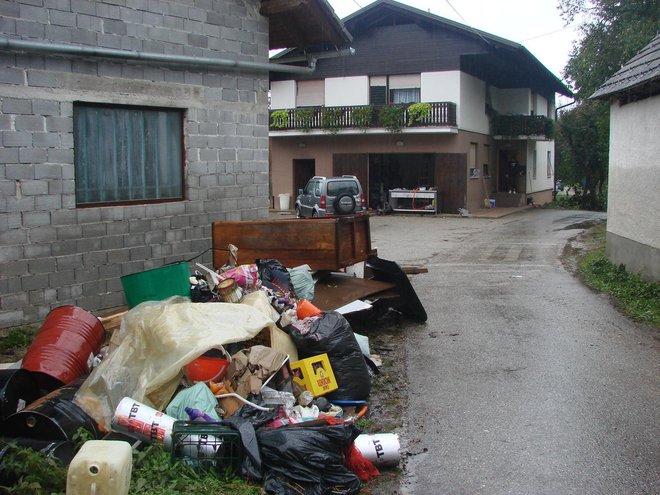 Poplave prinesejo tudi odpadke, še več je neuporabne poplavljene opreme, ki je za odpad. FOTO: Bojan Rajšek/Delo