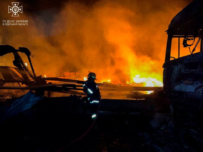 Izbruhnilo je več požarov zaradi padajočih razbitin, vendar so jih nato pogasili. FOTO: State Emergency Service of Ukraine/Reuters