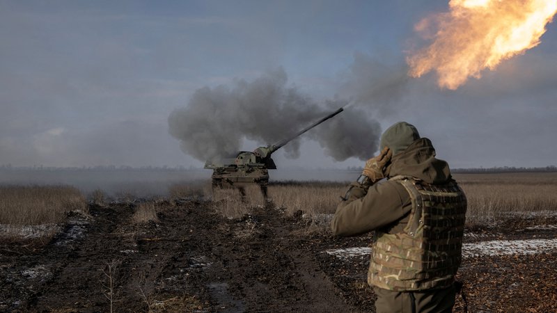 Fotografija: V preteklem tednu so ukrajinske sile osvobodile še tri kvadratne kilometre v okolici Bahmuta, s čimer se je skupno območje okoli mesta, ki so ga ponovno zavzeli od začetka ukrajinske protiofenzive, povečalo na 47 kvadratnih kilometrov. FOTO: Marko Djurica/Reuters