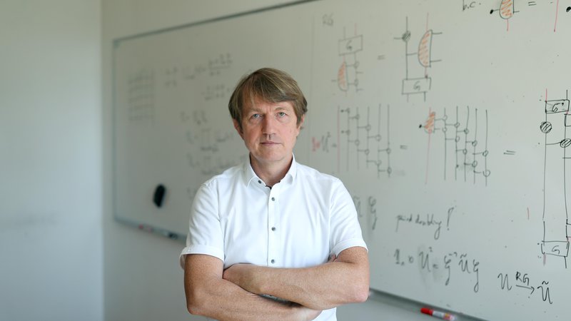 Fotografija: Tomaž Prosen med drugim sodeluje s skupino iz Googla pri kvantnih simulacijah modelov, ki so jih prej teoretično in matematično preučevali. FOTO: Blaž Samec

 