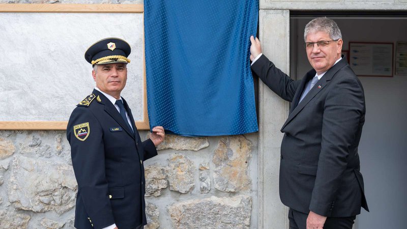 Fotografija: Senad Jušić (na levi) je za položaj prvega policista v državi bolj izbira predsednika vlade Roberta Goloba kot notranjega ministra Boštjana Poklukarja. FOTO: Boštjan Podlogar/Delo