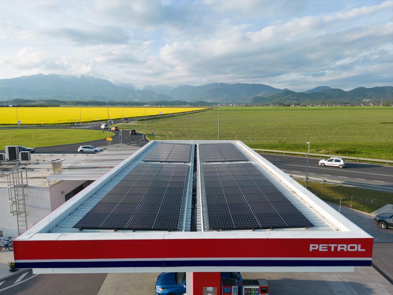 Fotografija: V okviru projekta Petrol Green so zagnali že prvi dve sončni elektrarni, in sicer na prodajnem mestu Poljčane in prodajnem mestu Maribor – Na Poljanah. FOTO: Petrol