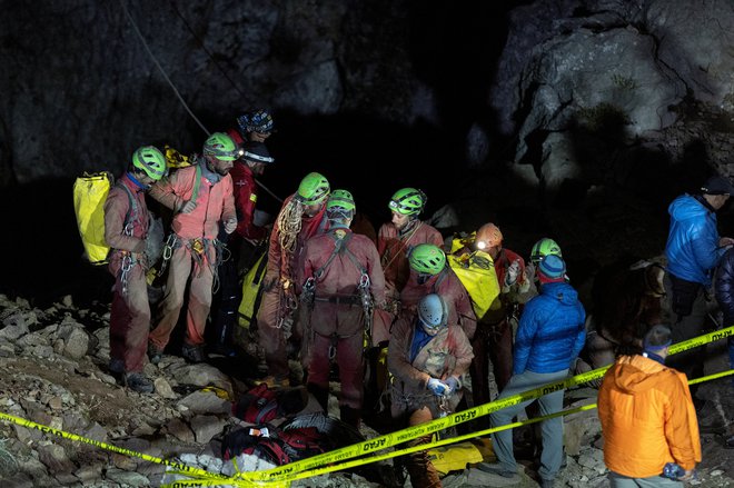 Jamarji, zbrani pred vhodom v jamo Morca. FOTO: Reuters