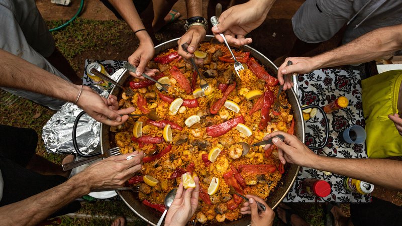 Fotografija: Pogovori za skupno mizo, vedno bogato obloženo s hrano, so se vse bolj pomikali v polje zasebnega, čeprav je v ospredju ostala hrana. FOTO: Shutterstock