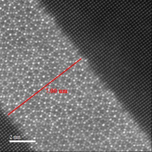 Mikroposnetek s presevnim elektronskim mikroskopom TEM: dekagonalni kvazikristalni nanodelec v najnovejši kvazikristalni zlitini, kjer atomi niso periodično razporejeni, a so kljub temu na točno določenih mestih. FOTO: Christian Gspan FELMI, TU Graz) 

 
