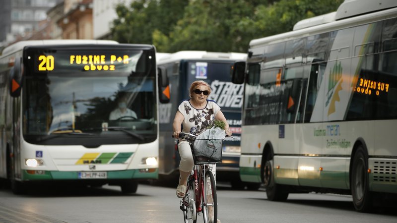 Fotografija: Večja uporaba varčnih načinov mobilnosti ima tudi številne pozitivne posledice. FOTO: Jure Eržen/Delo
