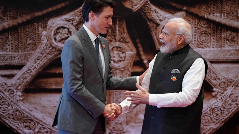 Fotografija: Premier Justin Trudeau se je ta mesec na obrobju vrhunskega srečanja G20 v New Delhiju sestal z Modijem in indijsko vlado odkrito obtožil za atentat. FOTO: Evan Vucci/AFP