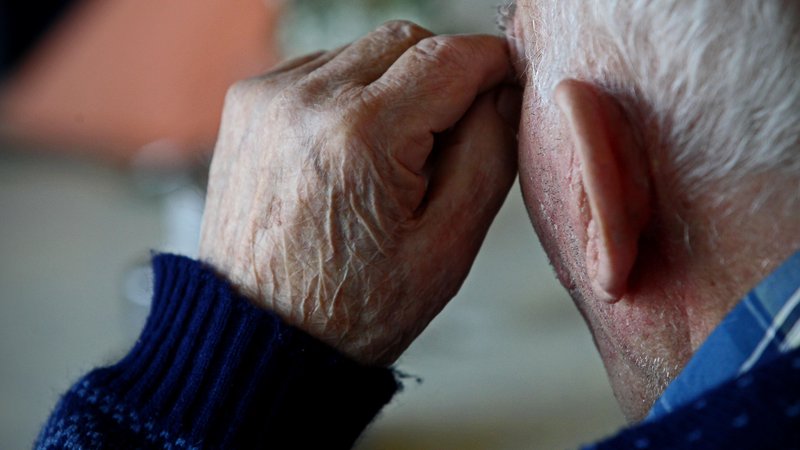 Fotografija: Alzheimerjeva bolezen počasi, a vztrajno briše človekov spomin, pretekle dogodke in ljudi. FOTO: Blaž Samec/Delo