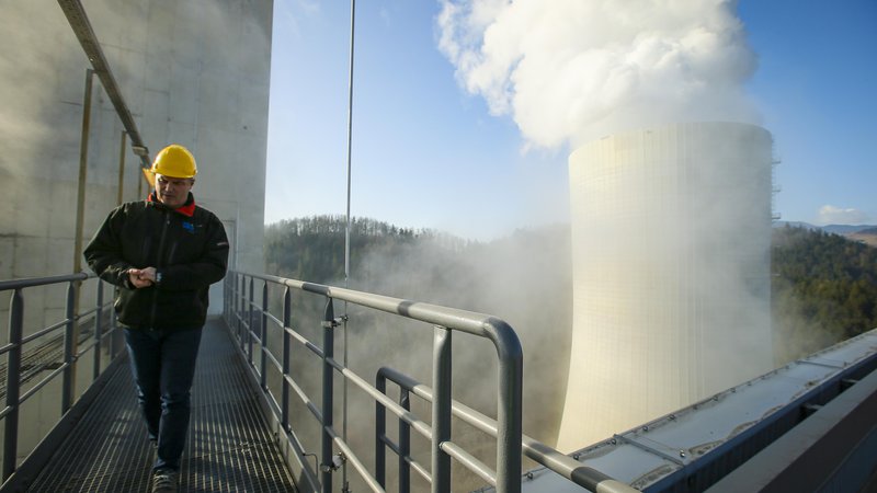 Fotografija: Holding Slovenske elektrarne (HSE) v prihodnjih šestih letih načrtuje proizvodnjo čistega vodika v Šoštanju. FOTO: Jože Suhadolnik/Delo
