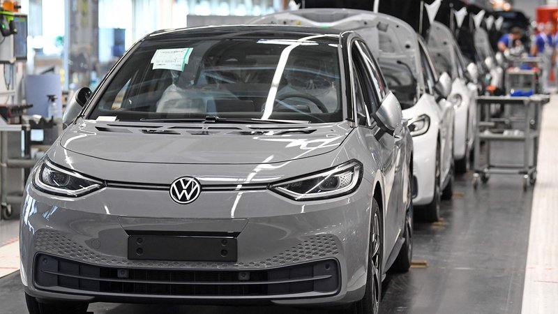 Fotografija: Volkswagen bo zaradi tržnih razmer jeseni začasno ustavil proizvodnjo električnega modela VW ID.3 v Zwickauu. FOTO: Hendrik Schmidt/AFP