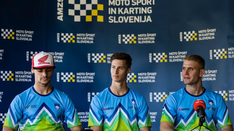 Fotografija: Selektor Sašo Kragelj ter tekmovalci Tim Gajser, Miha Bubnič in Jan Pancar bodo ponosni zastopali Slovenijo in AMZS. FOTO: Goran Krošelj/AMZS